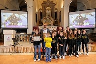 Olivia Farini riceve il premio «Cortona e le sue stelle» da Massimiliano Rosolino, qui insieme agli amici e istruttori della Virtus Buonconvento